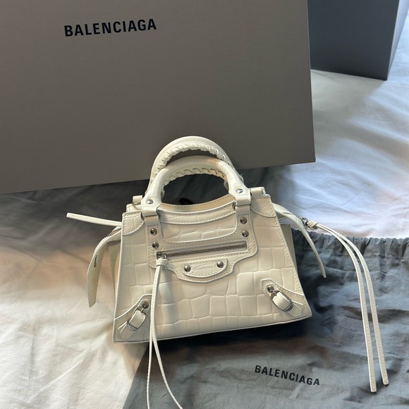 BALENCIAGA
White Croc Super Nano Neo Classic Bag ( brand new ) - Picture 2 of 10